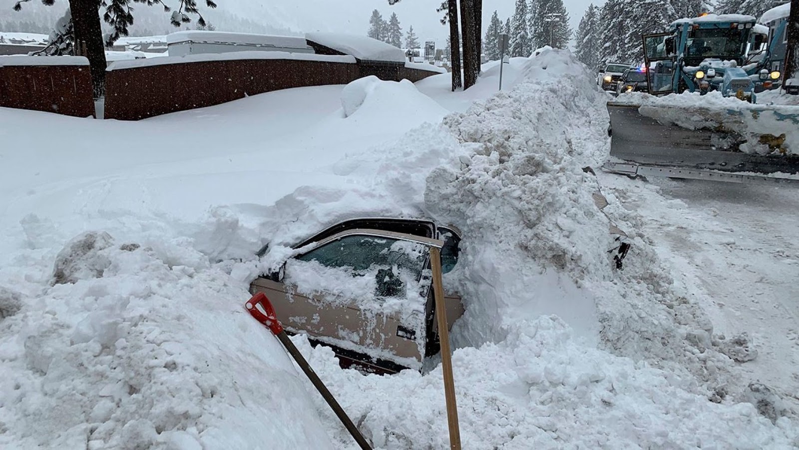 Село занесенное снегом оттаивает по немногу. Машину засыпало снегом. Машина завалена снегом. Откапывает машину. Машина в сугробе.