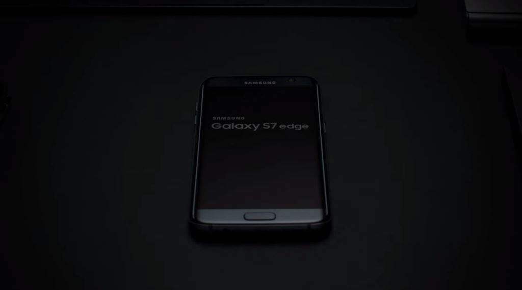 Pubblicità Samsung S7 con Gear IconX con Foto - Testimonial Spot Pubblicitario Samsung 2016