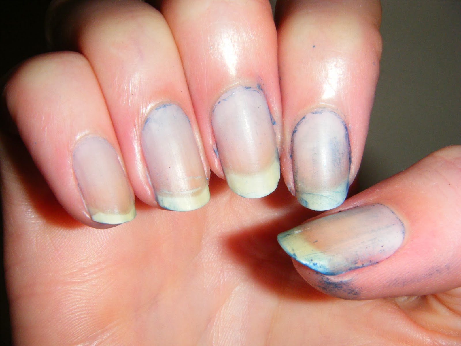 Linziino Blue stained nails