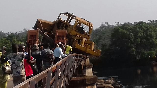 Welcome To Bolas Blog Sierra Leone News Truck Carrying Road For All Those Travelling To Lunsar Makeni Port Loko Or Kambia Should Be Informed That There Is No Road A Today Because Of The Incidence