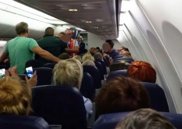 Το ντοκουμέντο του πανικού σε πτήση για το Ηράκλειο - Η στιγμή της σύλληψης και το ξέσπασμα των επιβατών (ΒΙΝΤΕΟ)