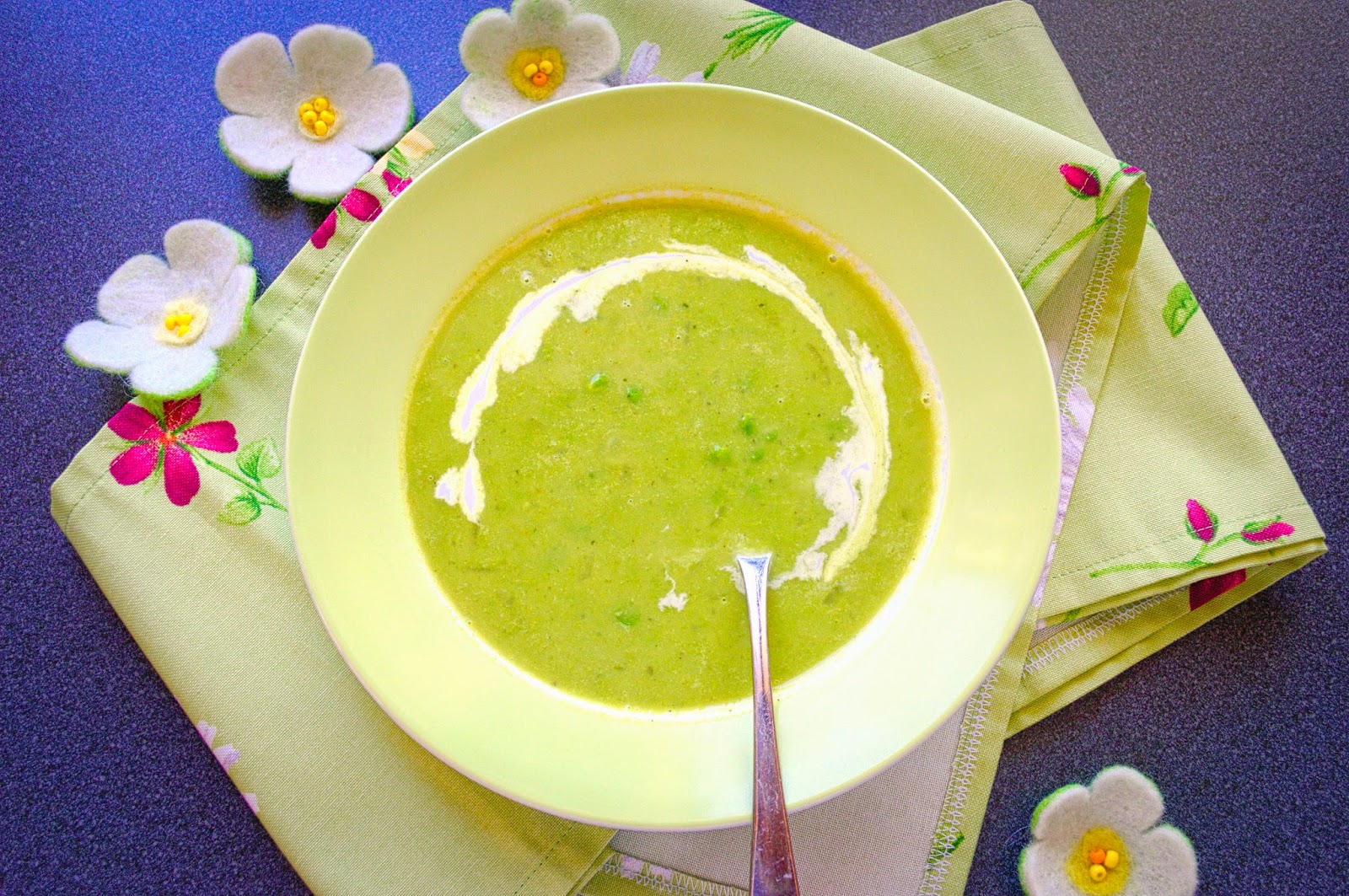 The Magic of Enjoying: Erbsen-Kokos-Curry Suppe