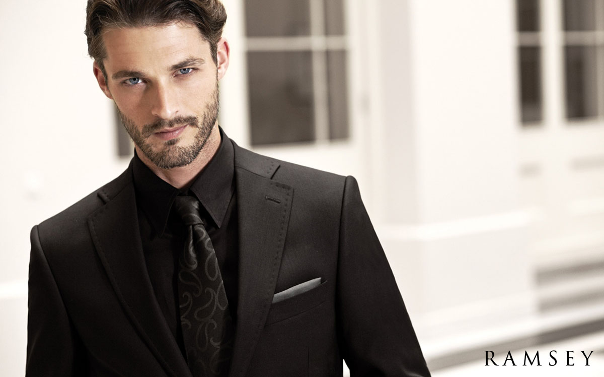 костюм мужской. красивый мужчина в костюме. костюм мужской классический. стильный мужчина в костюме. крис хемсворт в рекламе boss.