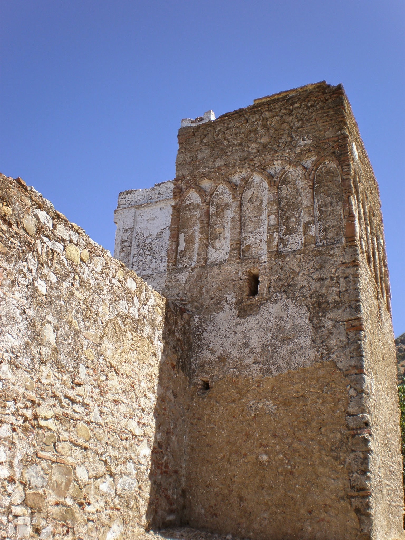 Mezquita en ruinas construida por españoles (Chaouen) (Marruecos) (@mibaulviajero)