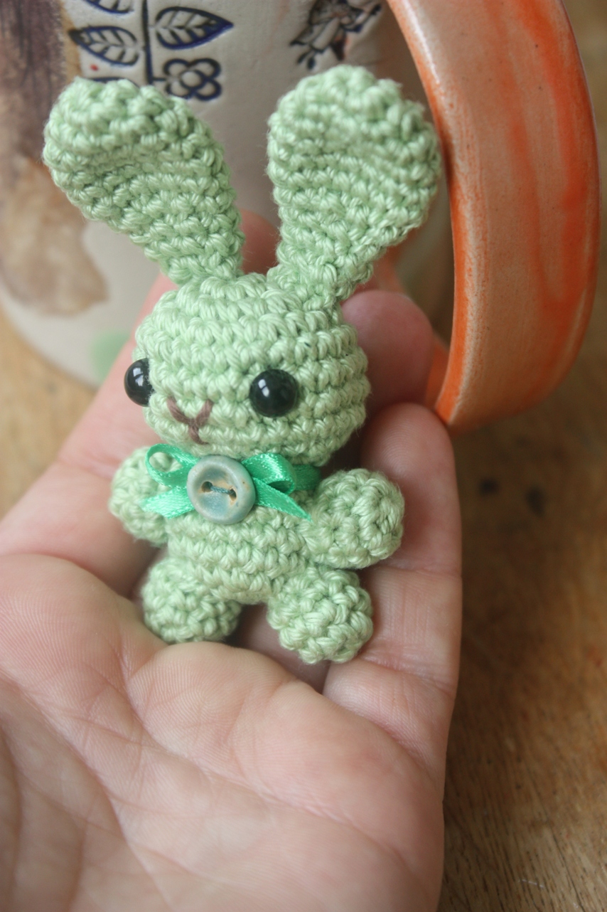 Happyamigurumi: Amigurumi Bunny Brooch Pattern and a free gift bag pattern