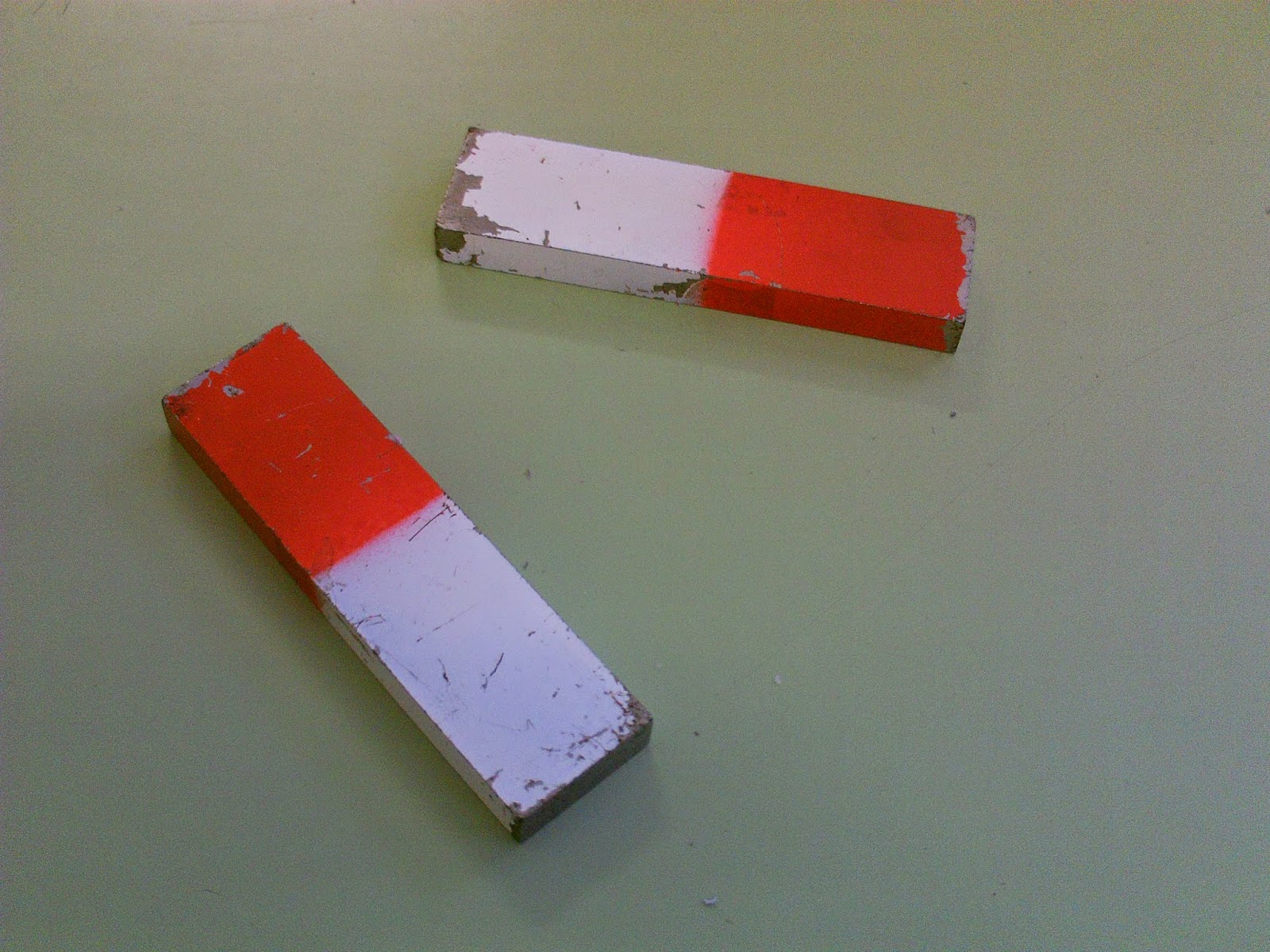 Manual del científico: Imanes: Los polos diferentes se atraen y los se repelen