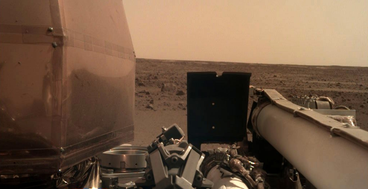 MARTE: Lander Insight apre panneli solari e scatta il primo selfie marziano della missione.