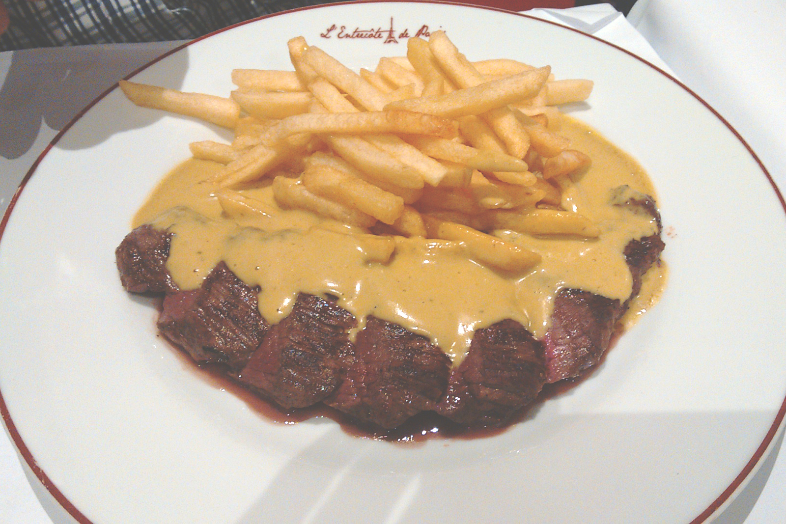 prato batata frita carne molho dijon restaurante L'Entrecôte de Paris