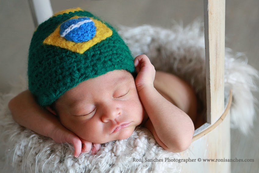 foto de newborn com touca do Brasil - Copa do Mundo 2014.