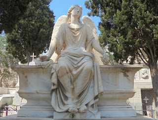 το ταφικό μνημείο της οικογένειας Βαφιαδάκη στο ορθόδοξο νεκροταφείο του αγίου Γεωργίου στην Ερμούπολη
