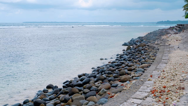 pantai linau di kaur dengan gradasi warna laut yang indah