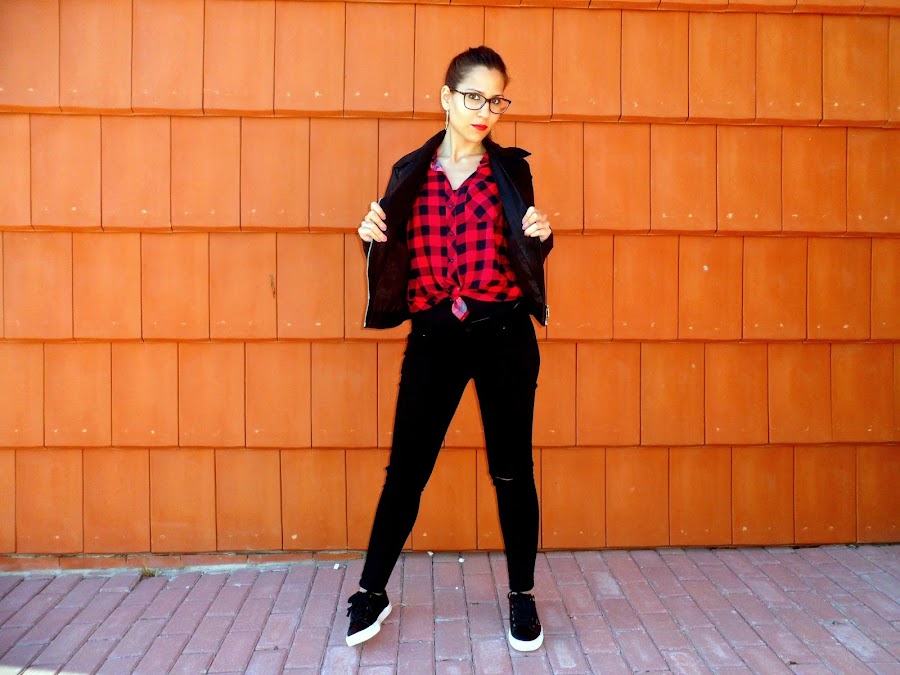 Camisa de cuadros con chaqueta de cuero, jeans rotos y bambas