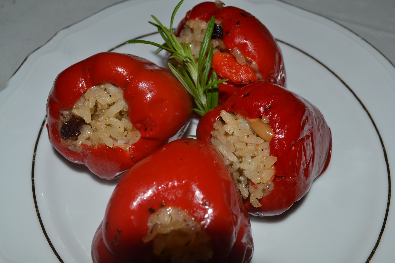 ANNEMİNELİ: ZEYTİNYAĞLI KIRMIZI BİBER DOLMASI