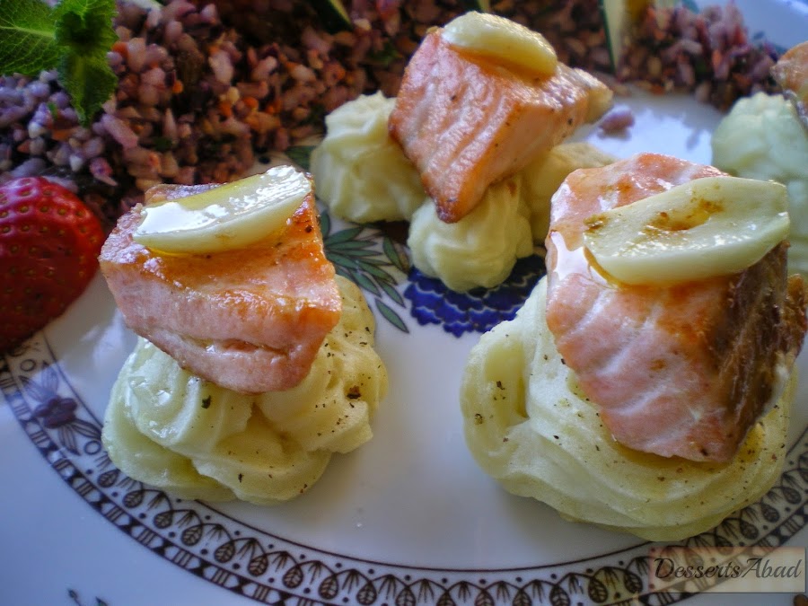 Salmón al ajillo sobre puré de patatas y ensalada con crudités