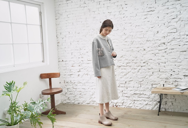 初冬的房間羊毛壓線混紡外套搭配溫室寫作 條紋拼接長洋裝