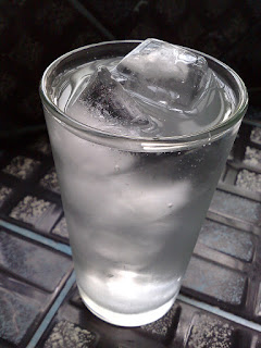 Ice Water. Barf wala paani peene ke nuksaan.