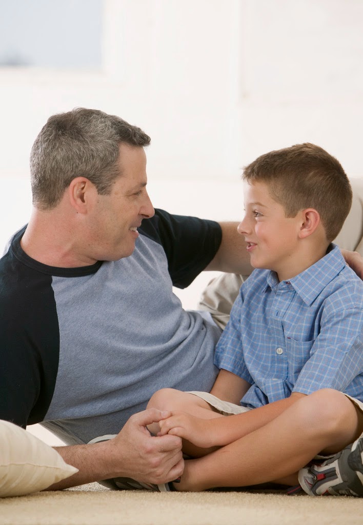 отец и сын. разговор взрослого и ребенка. мальчик с папой. взрослый взгляд у ребенка. сын говорит отцу.