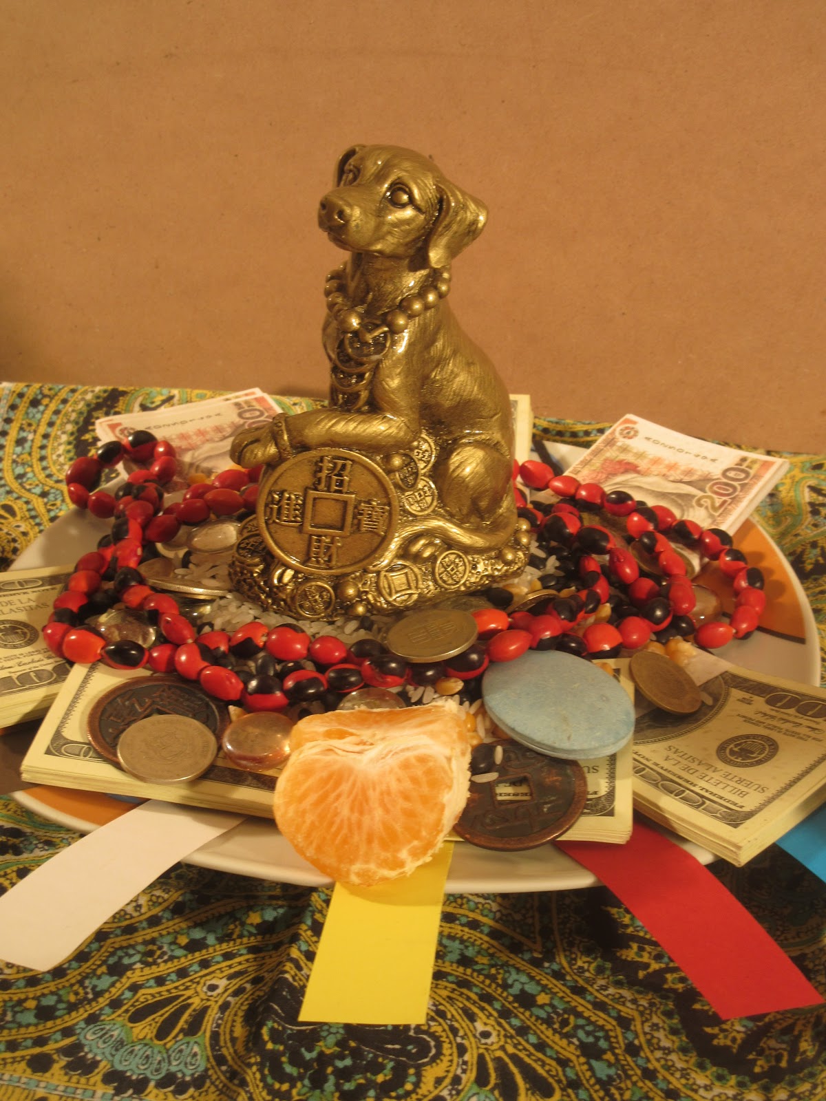 Charlando en positivo Amuleto para el Año nuevo chino el perro dorado