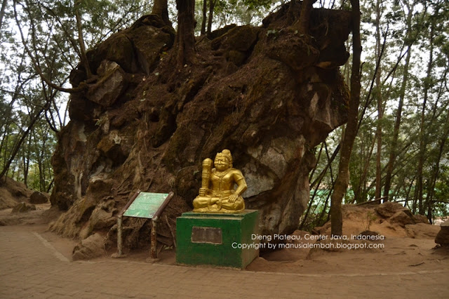 gua pertapaan telaga warna dieng