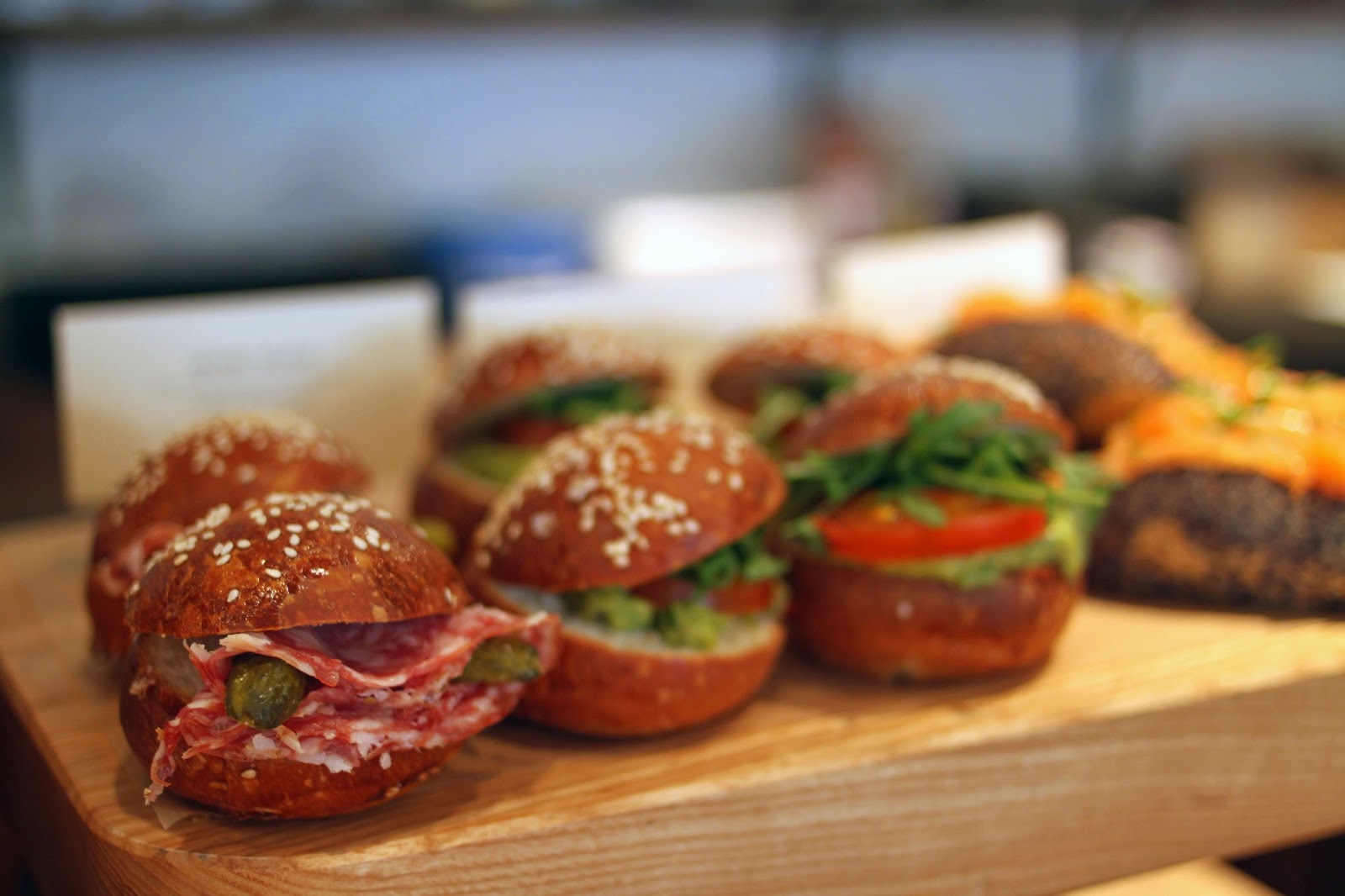 Pistachio Gail's Bakery i idealne brownie z pekanami.