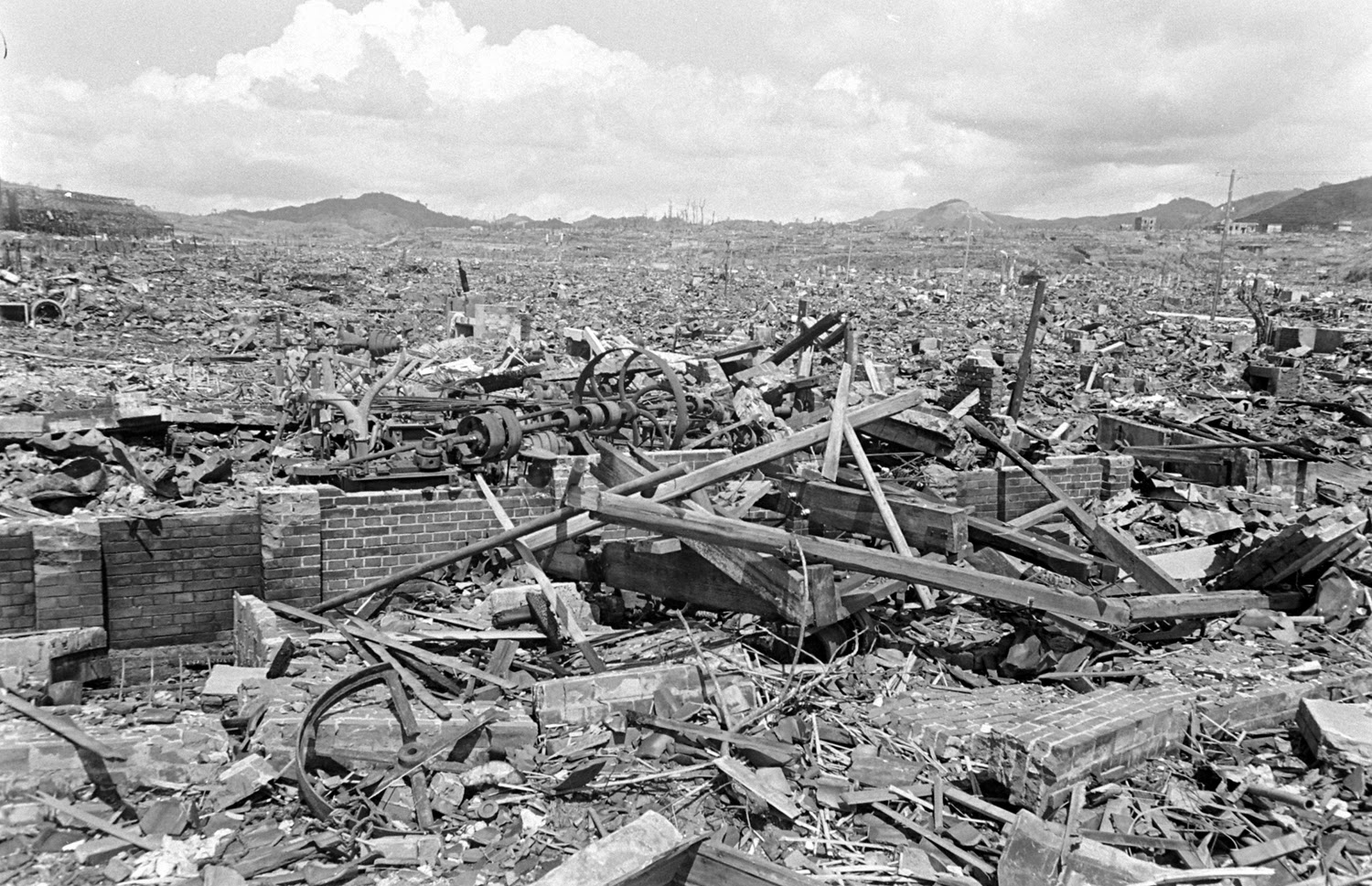 Нагасаки после ядерного взрыва. Япония 1945 Хиросима и Нагасаки. Хиросима и Нагасаки атомная бомбардировка. Взрыв Хиросима и Нагасаки.