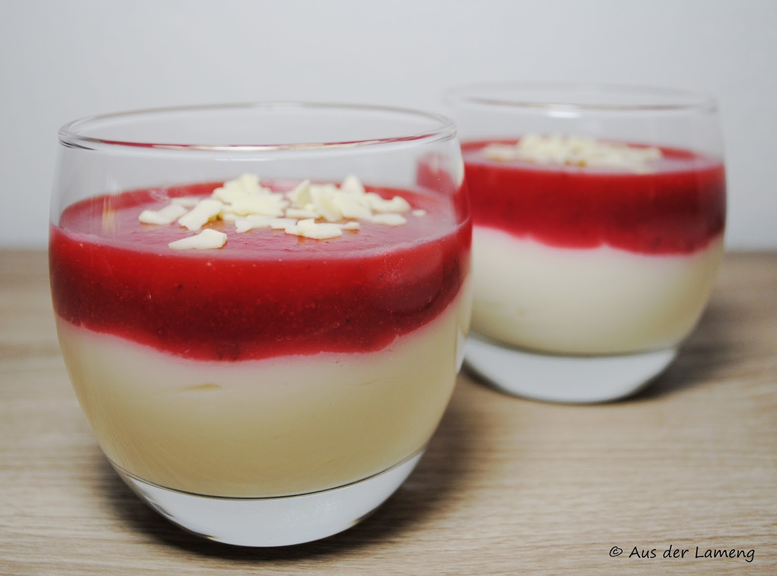 Aus der Lameng: Weiße Schoko-Quark-Creme mit Erdbeeren - schmeckt ein ...