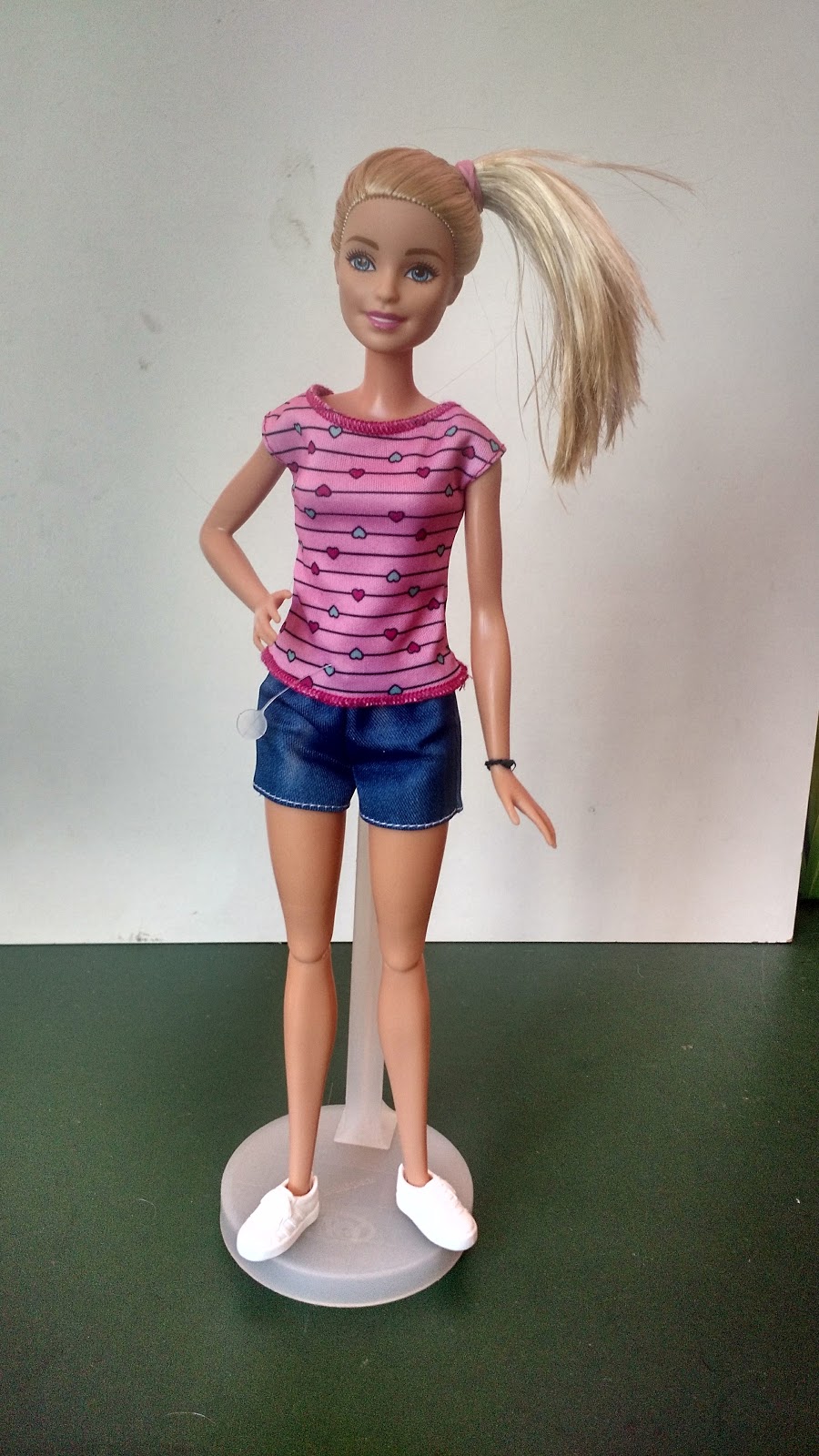 Barbie Boneca feita para se movimentar com 22 articulações flexíveis e rabo  de cavalo longo loiro vestindo roupas atléticas para crianças de 3 a 7 anos  de idade, Multicolorido : : Brinquedos