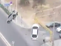 Astonishing! On the Road, 2 The Car Is Suddenly Hovering / Flying Astonishing! On the Road, 2 The Car Is Suddenly Hovering / Flying