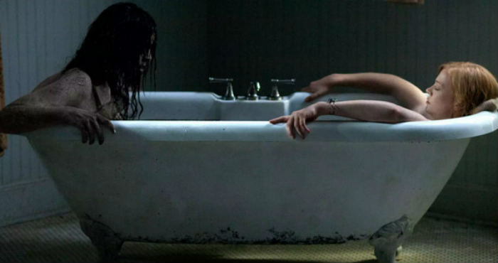 Penampakan Bayangan Hitam dan Pocong di Kamar Mandi Penampakan Bayangan Hitam dan Pocong di Kamar Mandi