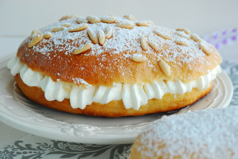 The Pink Cake Factory: Mini coques de Sant Joan amb nata