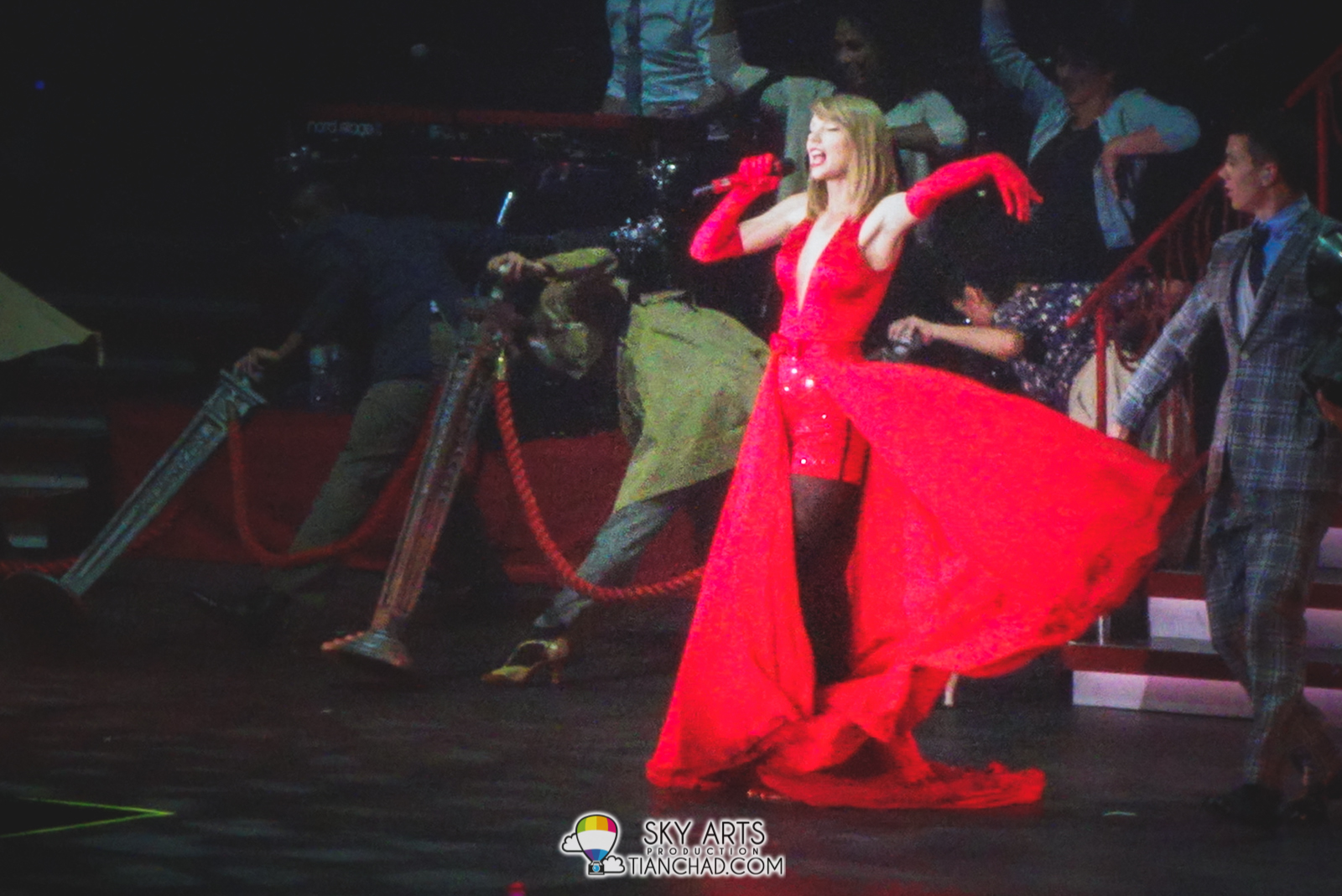Taylor Swift can flaunt her RED Dress very well!