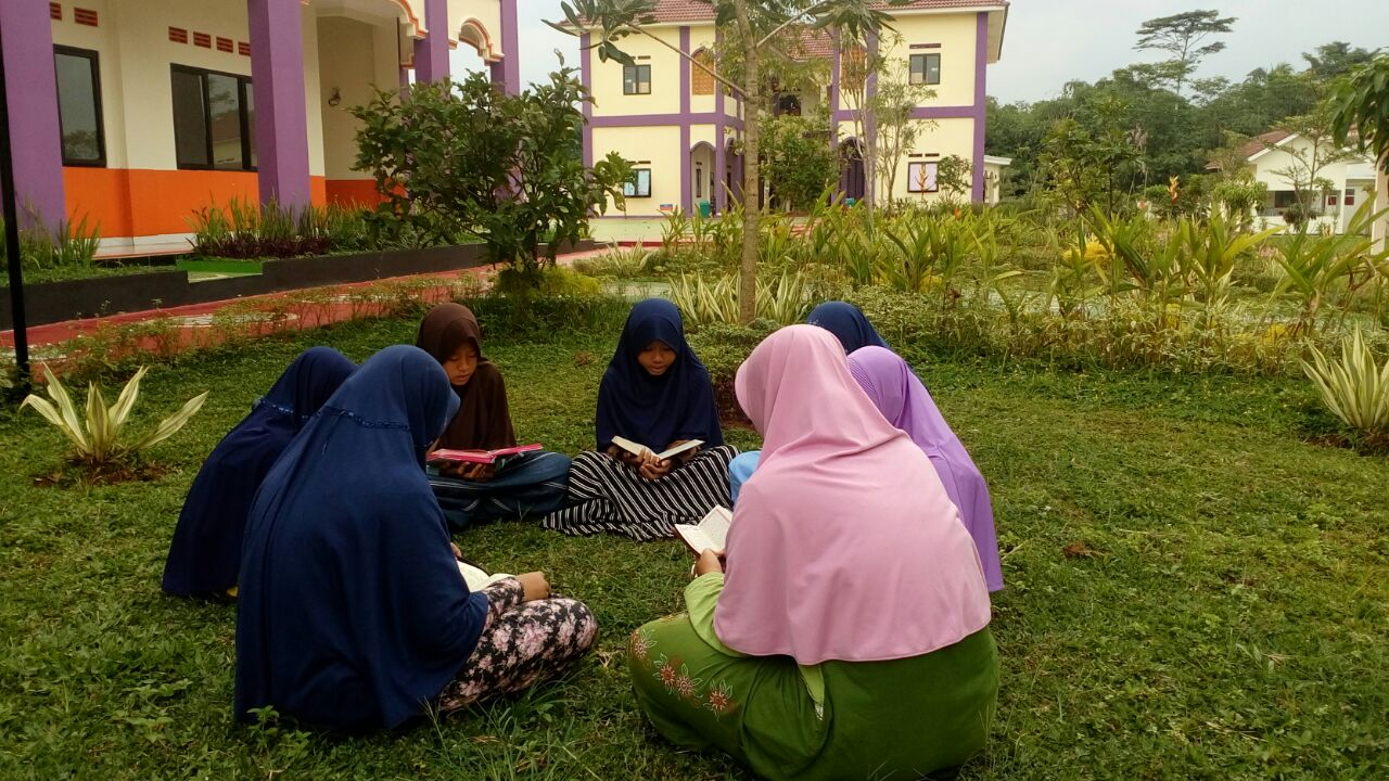 Foto Halaqah Santriwati Baitul Quran Cirata Baitul