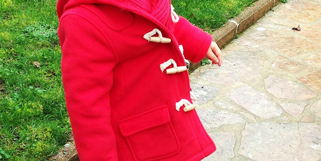 Look little girl Petit Bateau : manteau rouge en soldes