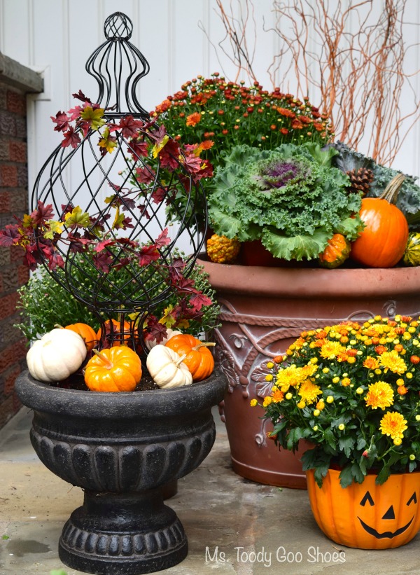 Fall Front Porch  - The flower pots took less than five minutes to make (Ms Toody Goo Shoes)