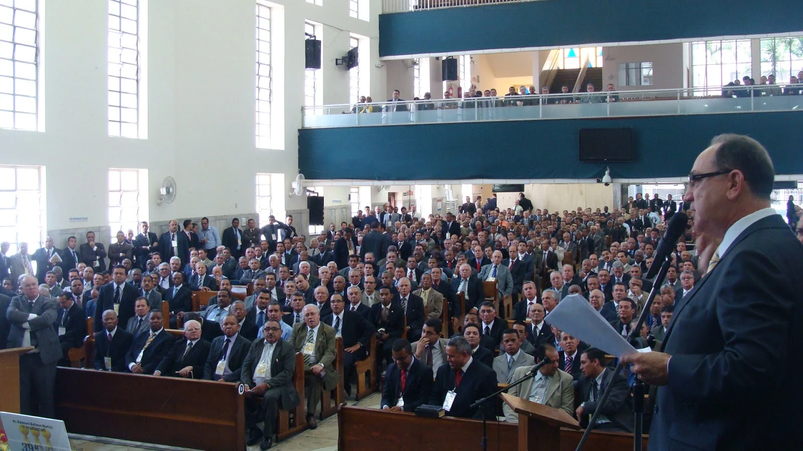 Pastor lendo estatuto em convenção