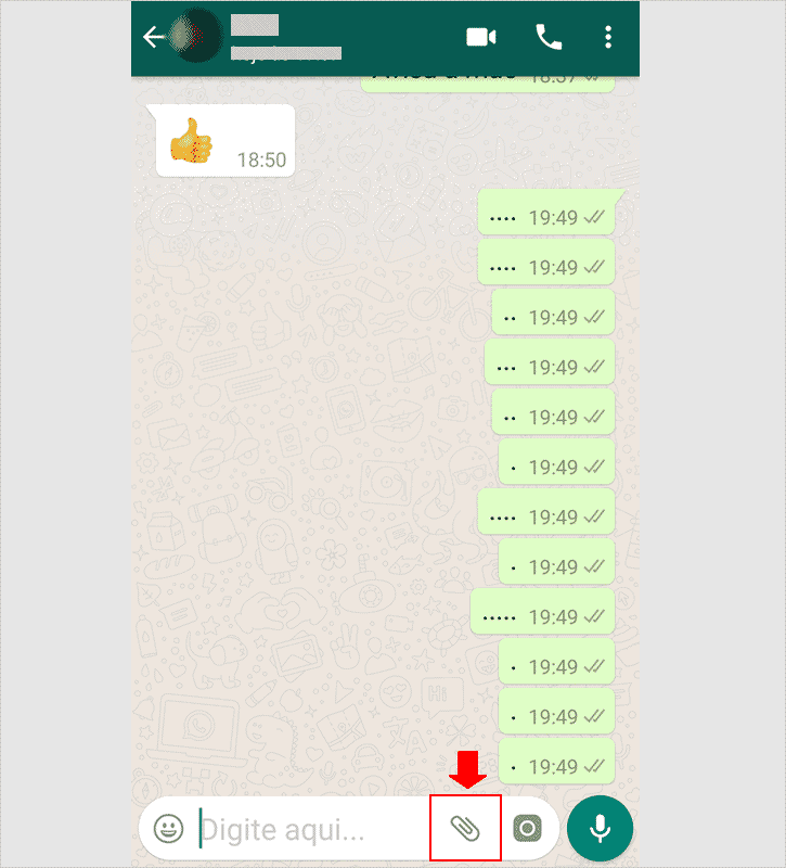 Tocando no clip em uma conversa do WhatsApp para exibir o menu