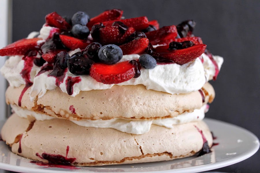 Receta Pavlova con fresas y arándanos