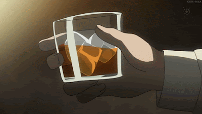 Animowana szklanka z alkoholem i kostkami lodu