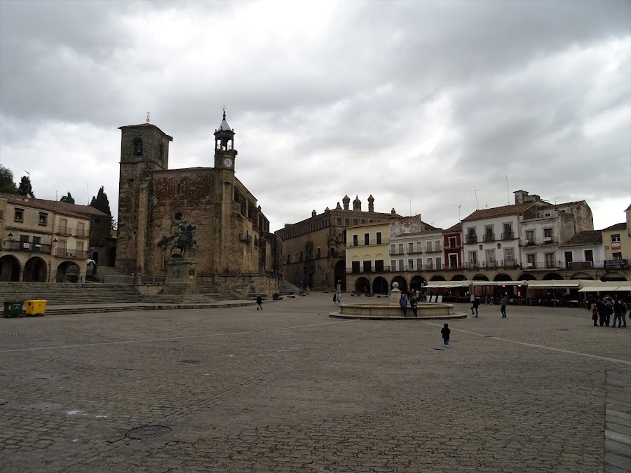 Plaza Mayor y estatua ecuestre de Francisco Pizarro en Trujillo , Cáceres