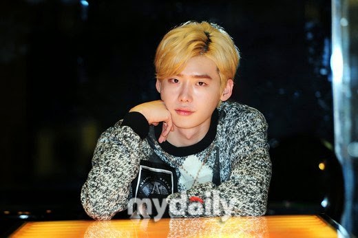 Lee Jong Suk apologizes, "I didn't see the fan, I'm sorry, I was all