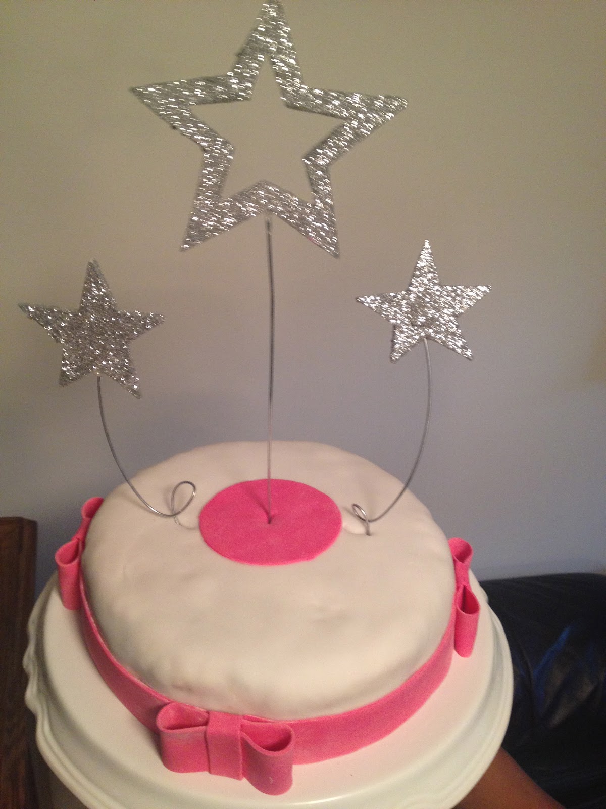 Bolo com Pasta Americana decoração simples