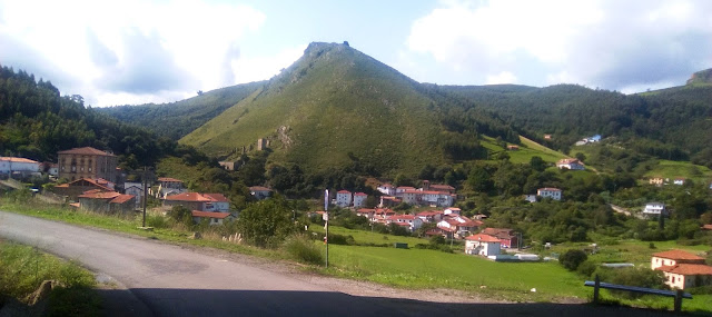 Paisaje con el pico de Haro en la localidad de Ontón