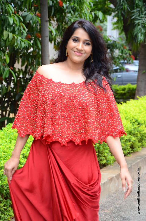 Rashmi Gautam at Next Nuvve Movie Trailer Launch