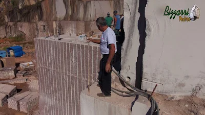 Bizzarri, da Bizzarri Pedras, fazendo o que gosta, garimpando pedra na pedreira sendo a da foto um bloco de pedra de granito vermelho. São pedras de granito exportadas para vários países para fazer as pias, balcões, pisos e as soleiras de pedra.