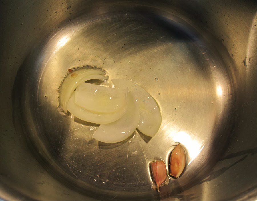 Sofreir cebolla y ajos