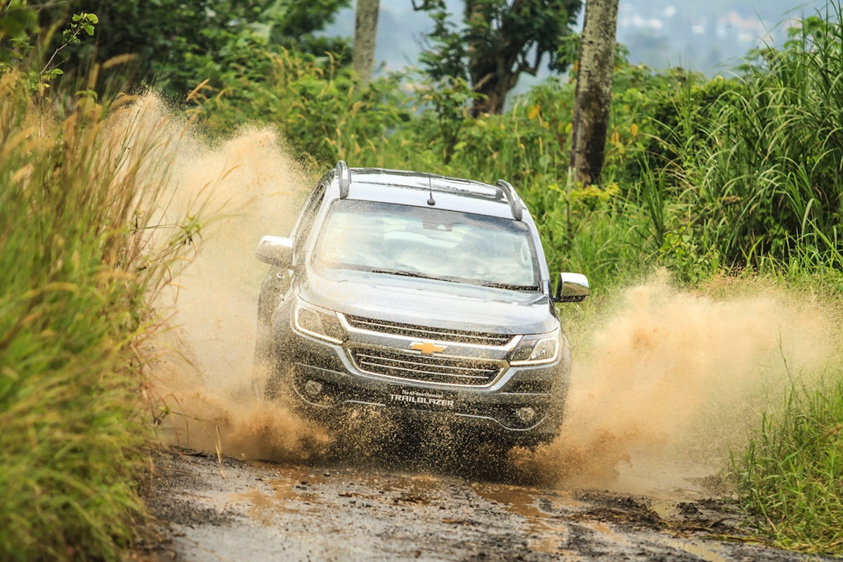 Here S How You Go Through Floods Safely Philippine Car News At 800 Millimeters Some Suvs And Pickup Trucks Have Impressive Water Wading Capabilities Right Off The Bat While That Gives You An Extra Layer Of