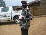 Cacique em Angola Presenteado com uma Bíblia