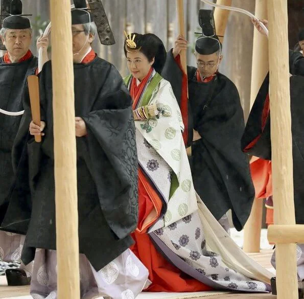 At the Geku outer shrine, The Emperor and Empress offered prayers  dedicated to the goddess of clothing