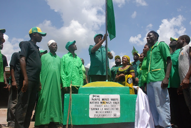 B.+Nape+akizindua+shina+la+wajasiriamali+watengeneza+fenicha,+Katoro,+Geita.jpg B.+Nape+akizindua+shina+la+wajasiriamali+watengeneza+fenicha,+Katoro,+Geita.jpg
