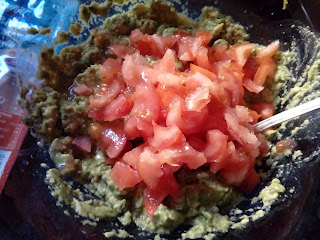 Tostas De Aguacate Con Migas De Bacalao 
